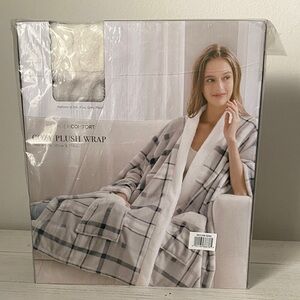 Cozy Plush Wrap with Plaid Design